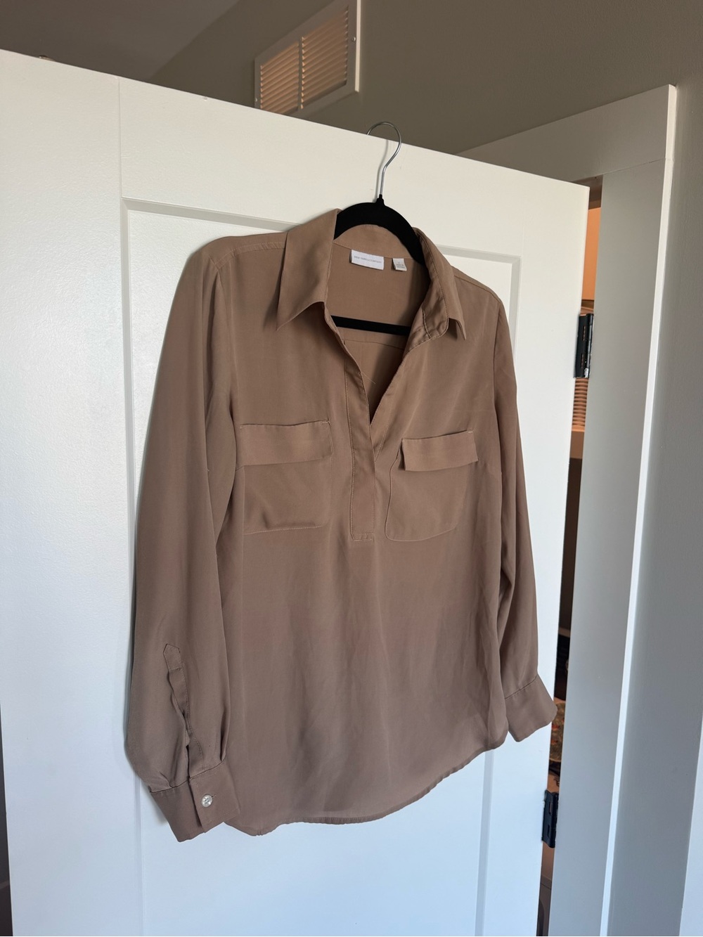 New York & Company Taupe Split-Placket Button-Front Blouse